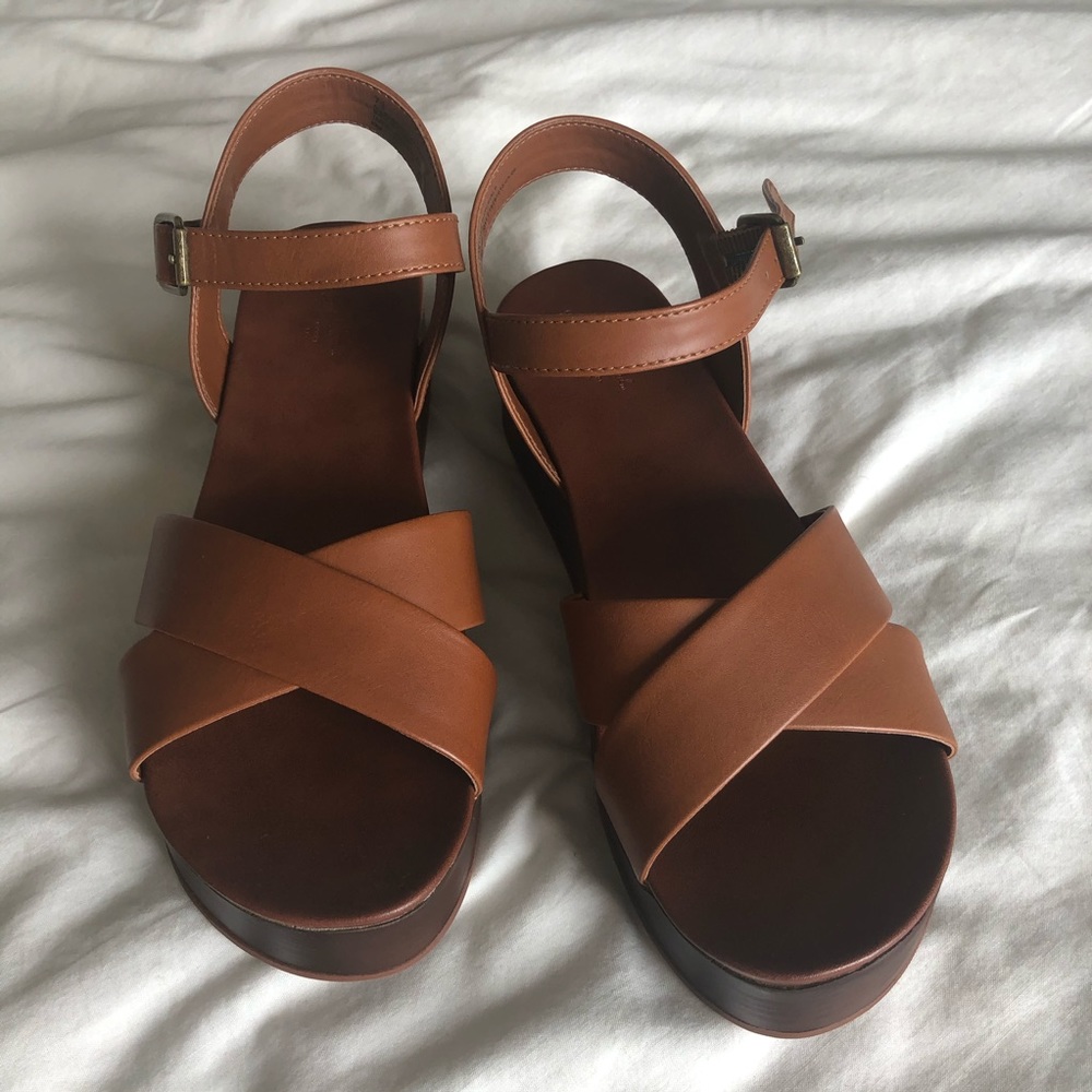 NWOT UNIVERSAL THREAD HEELED SANDALS